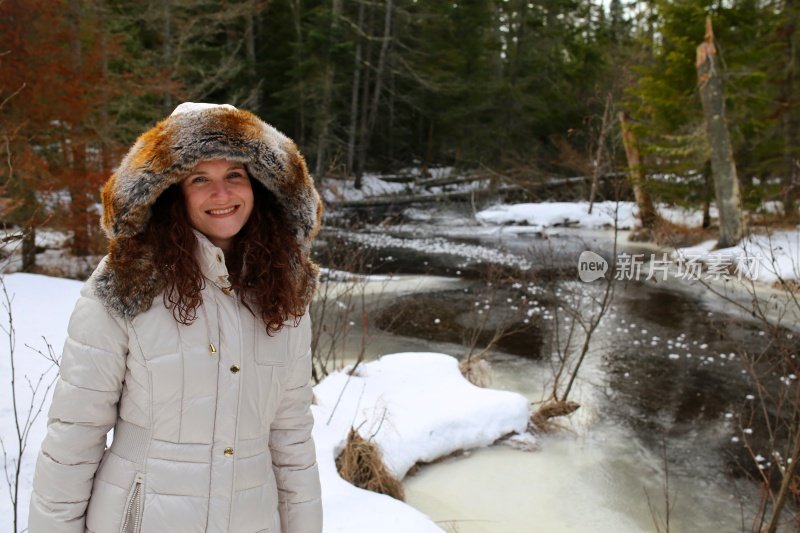 Pretty red - head Snowbunny，阿迪朗达克，纽约，Frozen Stream, Snow, Winter Landscape